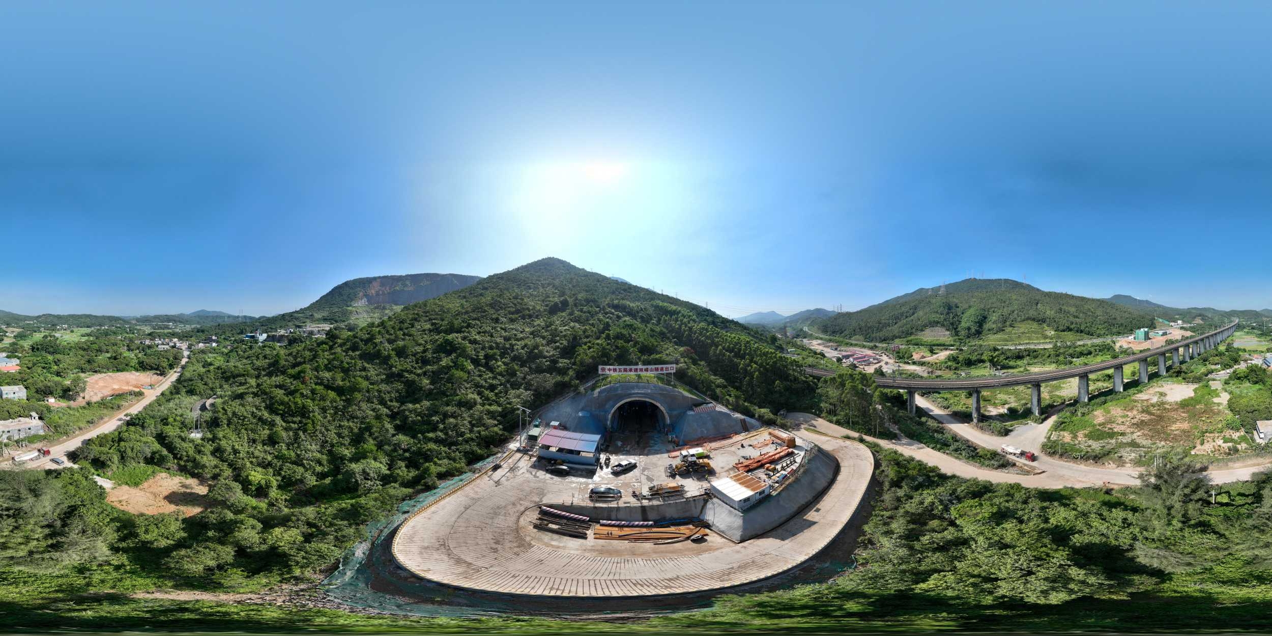 深汕铁路双峰山隧道贯通