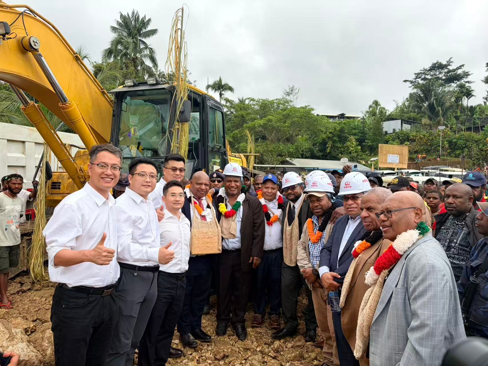 巴新南高地省库图布100.2公里公路升级、封层项目开工