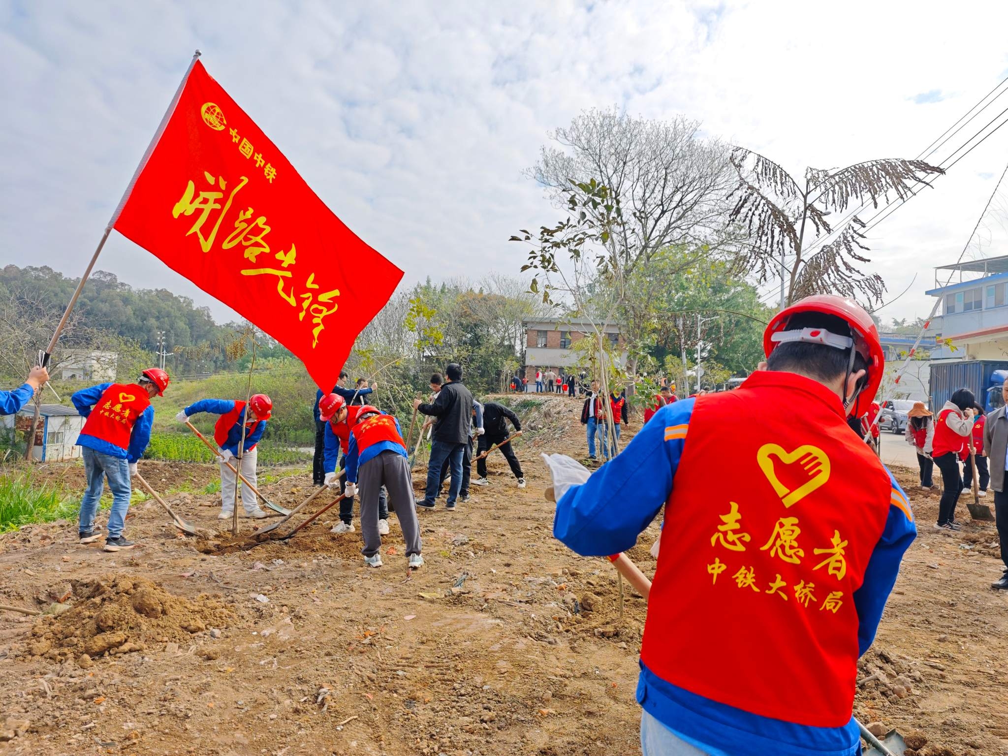 手植绿意 播种未来 星空彩票app官方版下载app各单位开展植树节活动